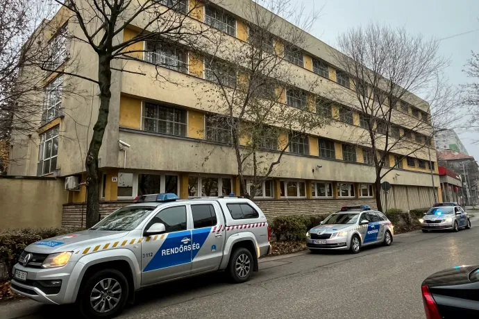 Rendőrök érkeznek a Szőlő utcai javítóintézethez 2025. december 10-én – Fotó: Kovács Pál / Telex