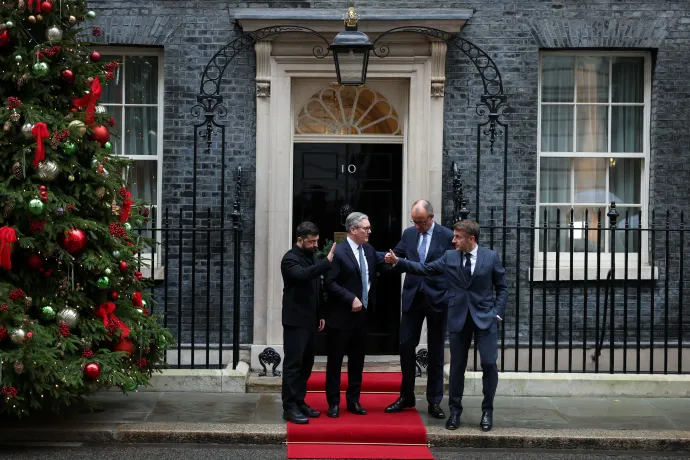 Volodimir Zelenszkij, Keir Starmer, Friedrich Merz és Emmanuel Macron Londonban, a Downing Street 10. előtt 2025. december 8-án – Fotó: Hannah Mckay / Reuters