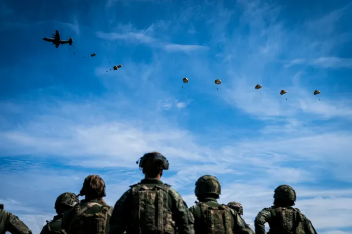 Ejtőernyősök egy NATO-hadgyakorlaton Hollandiában 2025. szeptember 10-én – Fotó: Siese Veenstra / ANP / AFP