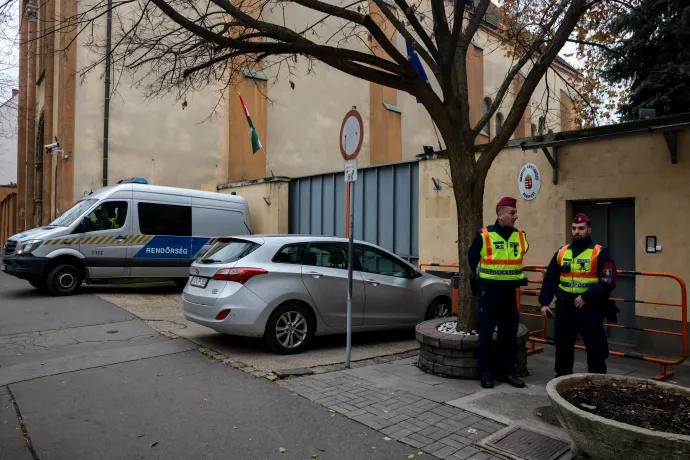 Rendőrök a Szőlő utcai javítóintézet épülete előtt 2025. december 10-én – Fotó: Hevesi-Szabó Lujza / Telex