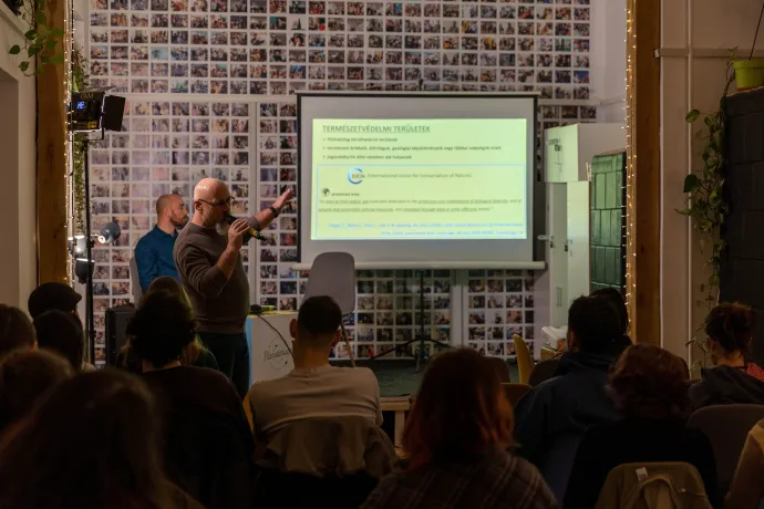 Vizauer T. Csaba röviden elmagyarázza, mit is kell tudni a természetvédelmi területekről – Fotó: Farkas Kriszta / Transtelex