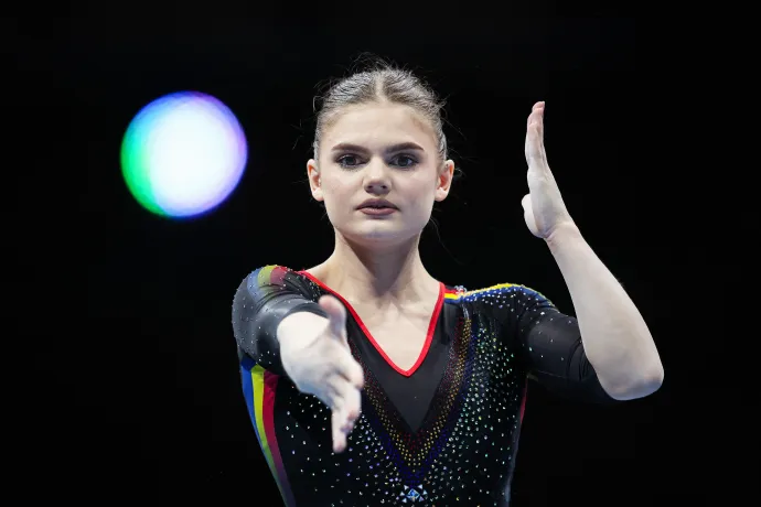 Denisa Golgotă mutatja be talajgyakorlatát a lipcsei Európa-bajnokság egyéni összetett versenyében 2025. május 29-én – Fotó: Ronny Hartmann / AFP