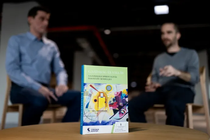 A kötet és két társszerzője – Fotó: Tuba Zoltán, Képszerkesztőség