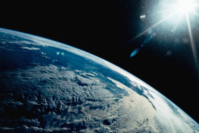 Ha a Föld folyamatosan forog és kering, miért nem érezzük, hogy mozog?