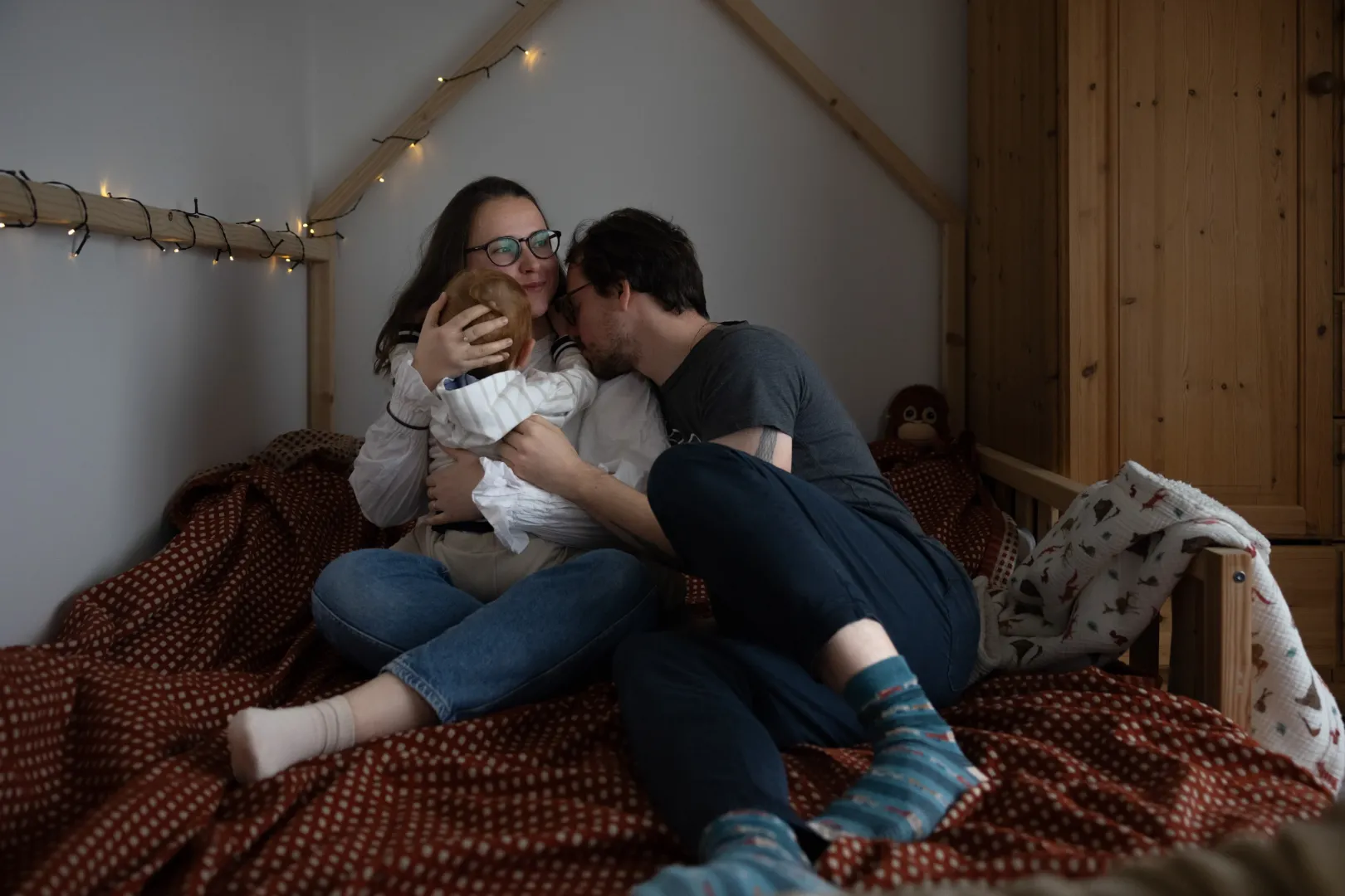 Csenge, Ádám és kisfiuk – Fotó: Hevesi-Szabó Lujza / Telex