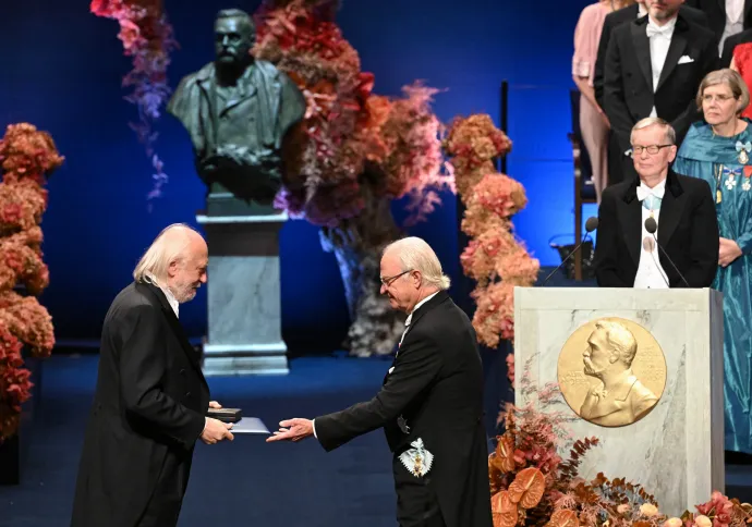 Krasznai László átveszi a díjat Károly Gusztáv svéd királytól és a résztvevők és díjazottak a stockholmi hangversenyteremben 2025. december 10-én – Fotó: Jonathan Nackstrand / AFP és Koszticsák Szilárd / MTI