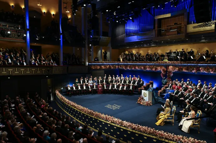 Krasznai László átveszi a díjat Károly Gusztáv svéd királytól és a résztvevők és díjazottak a stockholmi hangversenyteremben 2025. december 10-én – Fotó: Jonathan Nackstrand / AFP és Koszticsák Szilárd / MTI