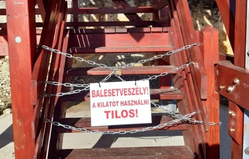 Jöttek az uniós milliók, sorra épültek a fakilátók, mostanra a nagy részük menthetetlen