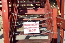 Jöttek az uniós milliók, sorra épültek a fakilátók, mostanra a nagy részük menthetetlen