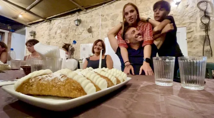 Vacsorázó szicíliai család – Fotó: Bakró-Nagy Ferenc / Telex