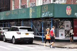 Egy diáklány halála miatt évtizedek óta rengeteg a felállványozott épület New Yorkban, és ez elég nagy gond