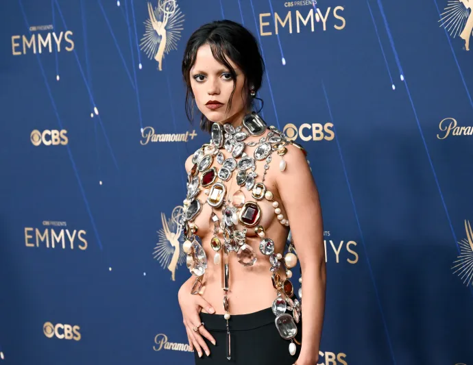Jenna Ortega Ashi Studióban; a Wednesday londoni premierjén, július 30-án; és Givenchyban szeptember 14-én az Emmy-díj átadóján – Fotó: Michael Buckner / Penske Media / Getty Images