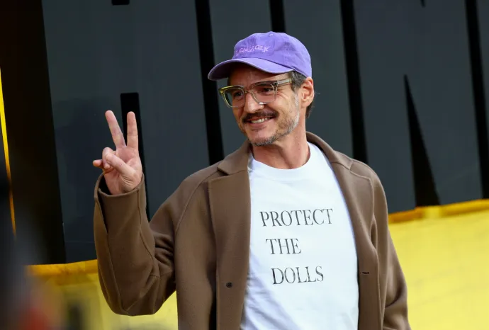Pedro Pascal Protect the Dolls pólóban, 2025. április 22-én, Londonban – Fotó: Tim P. Whitby / Getty Images