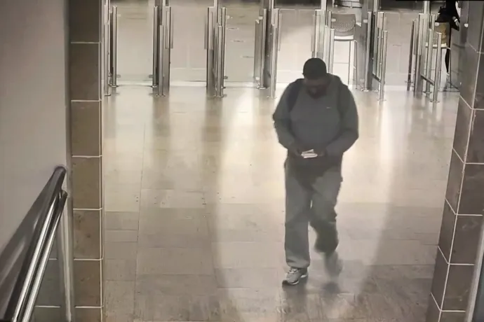 Egy biztonsági kamera felvétele az Izraelből kijutó Greenfieldről – Forrás: HaMakor, The Israeli Madoff