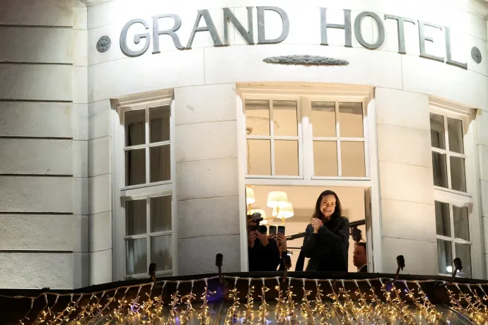 Álruhában és parókában jutott ki Venezuelából a Nobel-békedíjas María Corina Machado