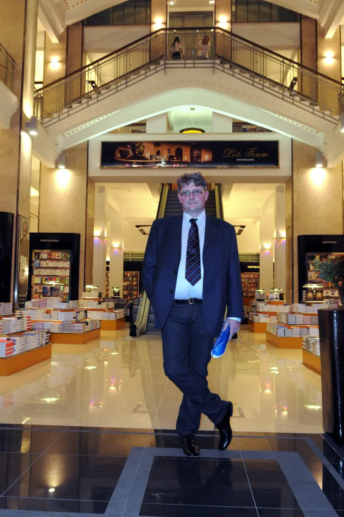 Matyi Dezső, az Alexandra üzlethálózat tulajdonosa a Párisi Nagy Áruház (volt Divatcsarnok) műemlék épületében a megnyílt Alexandra könyváruházlánc legújabb üzlete előtt 2009-ben – Fotó: Honéczy Barnabás / MTI