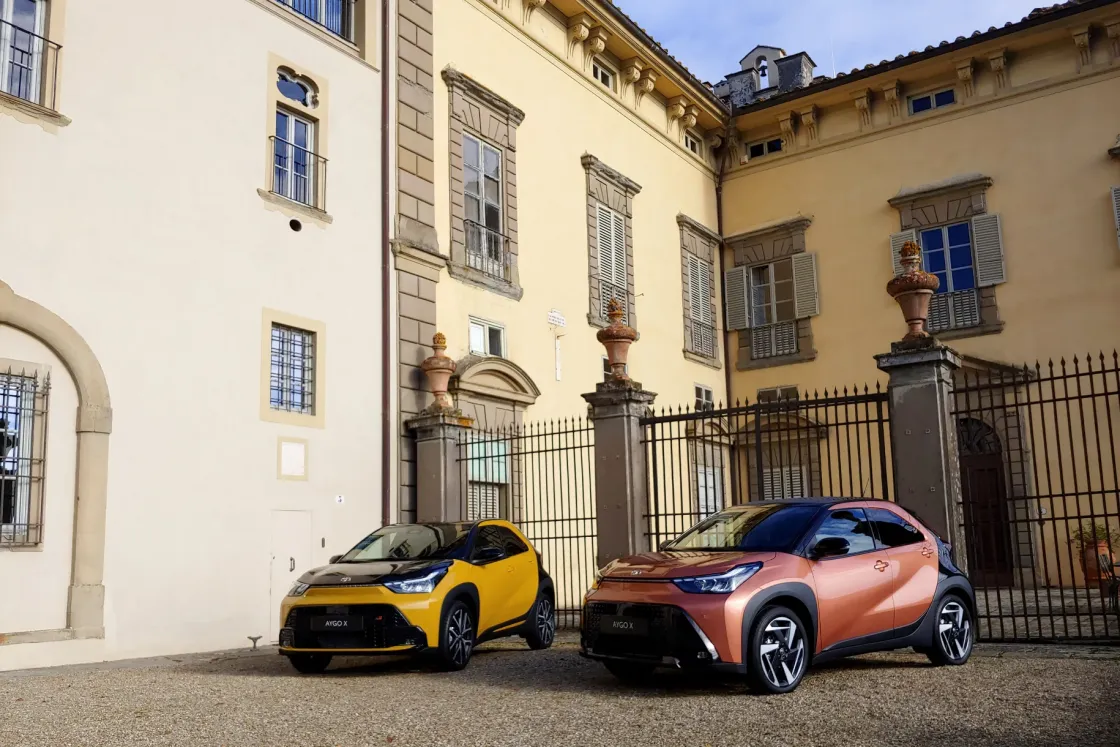 A Toyota legolcsóbb hibridje nem csak ígéri a 3,7 literes átlagfogyasztást, miközben megdöbbentően jól megy