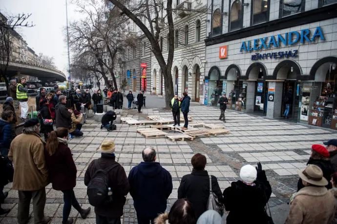 Galambos Ádám, a G-Adam kiadó és Szalontai Attila, az Elektro Press Stúdió képviselője demonstrál az Alexandra Nyugati téri könyvesházánál 2017. február 17-én. Az Alexandra könyvesboltokat 2014-ig üzemeltető Pécsi Direkt Kft. ellen a Fővárosi Törvényszék 2015. március végén rendelt el felszámolási eljárást. Több mint 9 milliárd forintot követelt 102 hitelező a Pécsi Direkt Kft.-től – Fotó: Balogh Zoltán / MTI