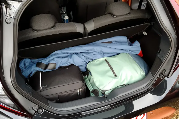 A csomagtartó térfogata 231 liter – Fotó: Jayson Fong / Toyota és Zách Dániel / Telex