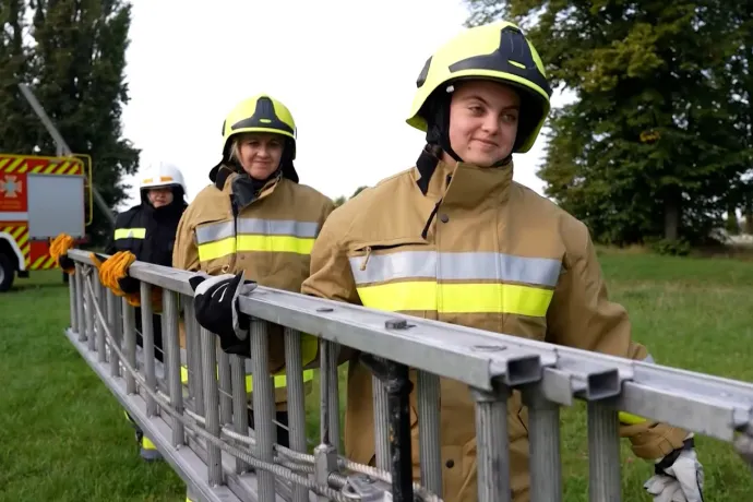 Megalakult az ukrán női tűzoltó-alakulat, mert egyre több férfi harcol a fronton