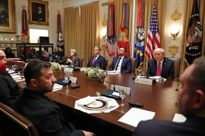 Donald Trump amerikai elnök 2025. október 17-i találkozója Volodimir Zelenszkij ukrán elnökkel a Fehér Ház kabinettermében Washingtonban – Fotó: Tom Brenner / AFP