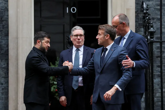 Volodimir Zelenszkij ukrán elnök, Keir Starmer, az Egyesült Királyság miniszterelnöke, Emmanuel Macron, Franciaország elnöke és Friedrich Merz, Németország kancellárja a Downing Street 10. szám előtt Londonban, 2025. december 8-án – Fotó: Toby Melville / Pool / AFP