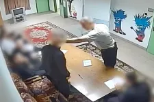 Katona, pszichológus, nevelő és koronatanú – kicsoda a Szőlő utcai gyerekotthon volt vezetője, aki asztalba verte egy gyerek fejét?