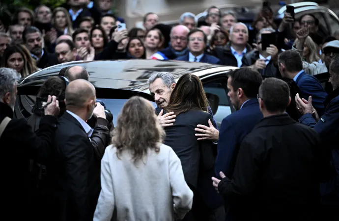 Sarkozy megöleli feleségét, Carla Brunit a börtönbe vonulása napján 2025. október 21-én – Fotó: Julien De Rosa / AFP