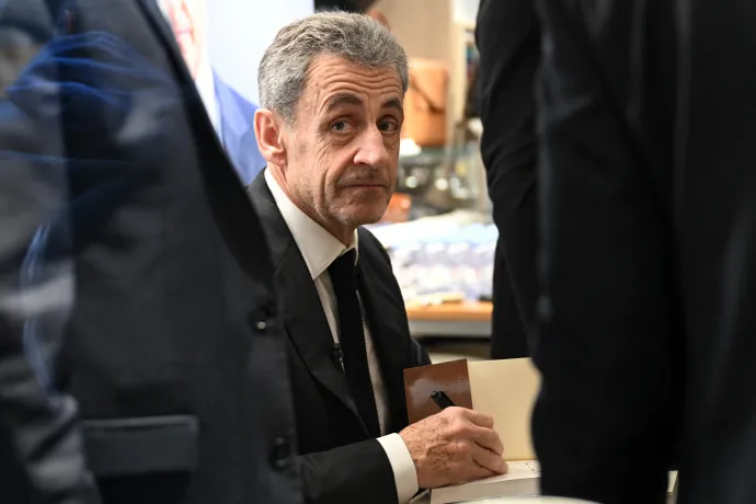 Sarkozy dedikál 2025. december 10-én – Fotó: Bertrand Guay / AFP