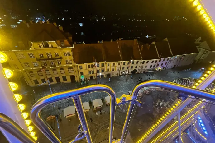 Maribor 500 éves szőlőtőkéje és főtere a magasból – Fotó: Tenczer Gábor / Telex