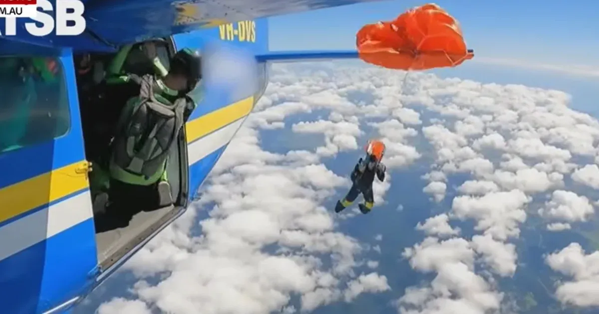 Beleakadt a repülő szárnyába az ausztrál ugró, egy kés mentette meg őt