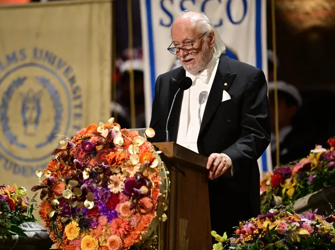 Az irodalmi Nobel-díjas Krasznahorkai László beszédet mond a Nobel-banketten a stockholmi városházán 2025. december 10-én – Fotó: Jonas Ekströmer / AFP