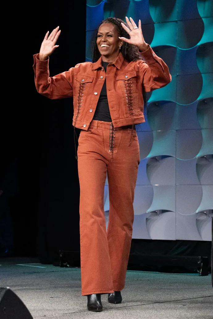 Michelle Obama Rabanne-ban kóstolt bele a cowboy core-ba, 2025. március 13-án, a texasi Austinban – Fotó: Suzanne Cordeiro / AFP