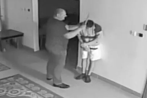 Bottal ütögette egy fiatal fejét a Szőlő utcai javítóintézet munkatársa