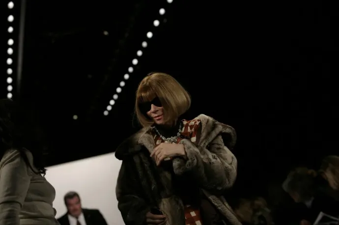 Anna Wintour szőrmebundában hagyja el Carolina Herrera divatbemutatóját, 2008. február 4-én, New Yorkban – Fotó: Nicholas Roberts / AFP