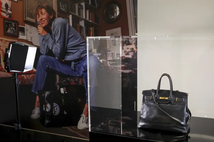 A táska névadója, Jane Birkin és az első, árverésre bocsátott Birkin táska – Fotó: Alain Jocard / AFP