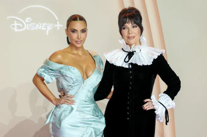 A 45 éves Kim Kardashian és a 70 éves Kris Jenner a Minden fair bemutatóján, Párizsban, 2025. október 21-én – Fotó: Pascal Le Segretain / Getty Images