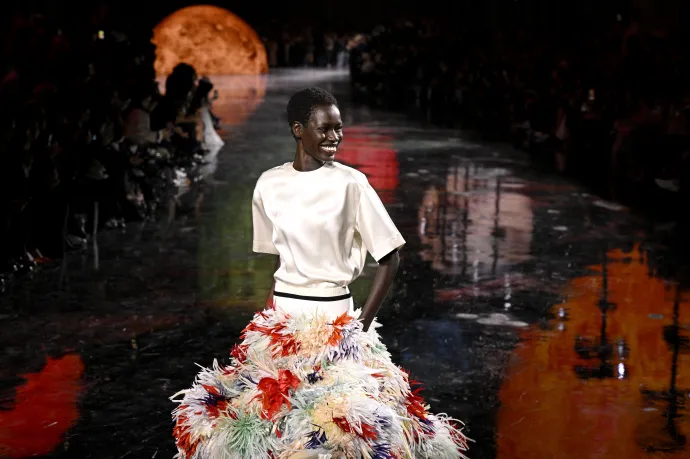 A Chanel 2026. tavaszi–nyári bemutatója a párizsi divathéten; Tilda Swinton a márka Métiers d’Art bemutatóján, New Yorkban – Fotó: Kristy Sparow, Stephane Cardinale / Corbis / Getty Images; Cindy Ord / WireImage / Getty Images