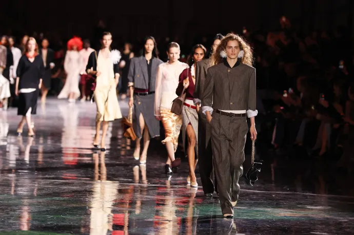 A Chanel 2026. tavaszi–nyári bemutatója a párizsi divathéten; Tilda Swinton a márka Métiers d’Art bemutatóján, New Yorkban – Fotó: Kristy Sparow, Stephane Cardinale / Corbis / Getty Images; Cindy Ord / WireImage / Getty Images