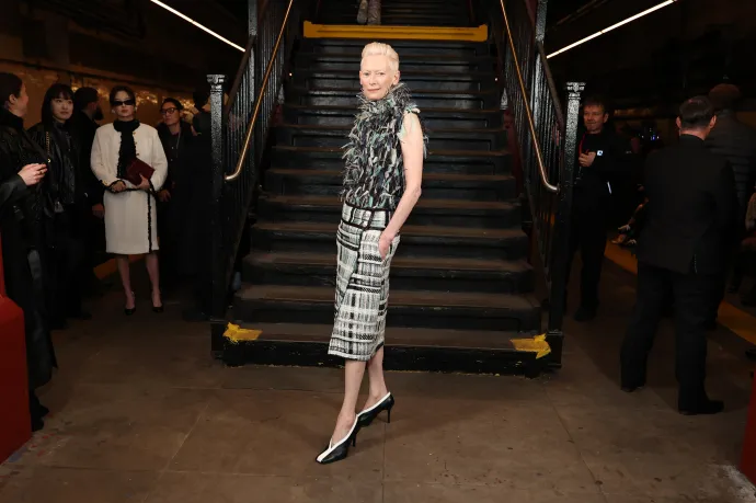 A Chanel 2026. tavaszi–nyári bemutatója a párizsi divathéten; Tilda Swinton a márka Métiers d’Art bemutatóján, New Yorkban – Fotó: Kristy Sparow, Stephane Cardinale / Corbis / Getty Images; Cindy Ord / WireImage / Getty Images