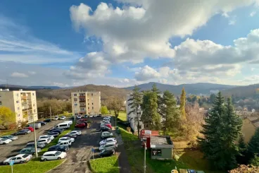 A hegyek ölelésében fekvő város, ahol nem kell egy vagyont fizetni egy garzonért