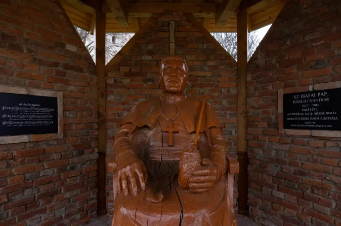 Kártyázó pipás papból és egy megfaragott körtefából indult az ibafai pap fapipájának legendája