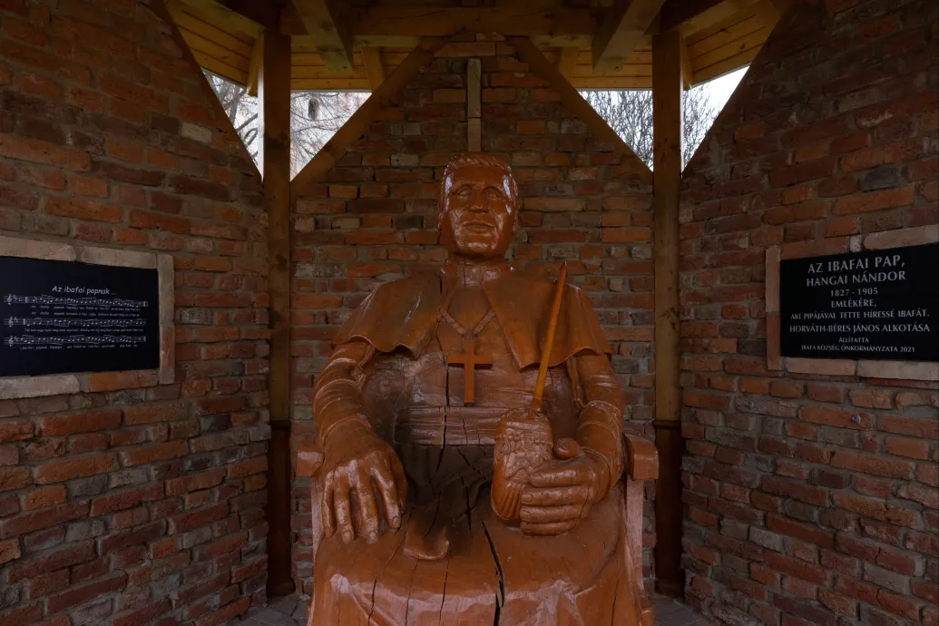 Kártyázó pipás papból és egy megfaragott körtefából indult az ibafai pap fapipájának legendája