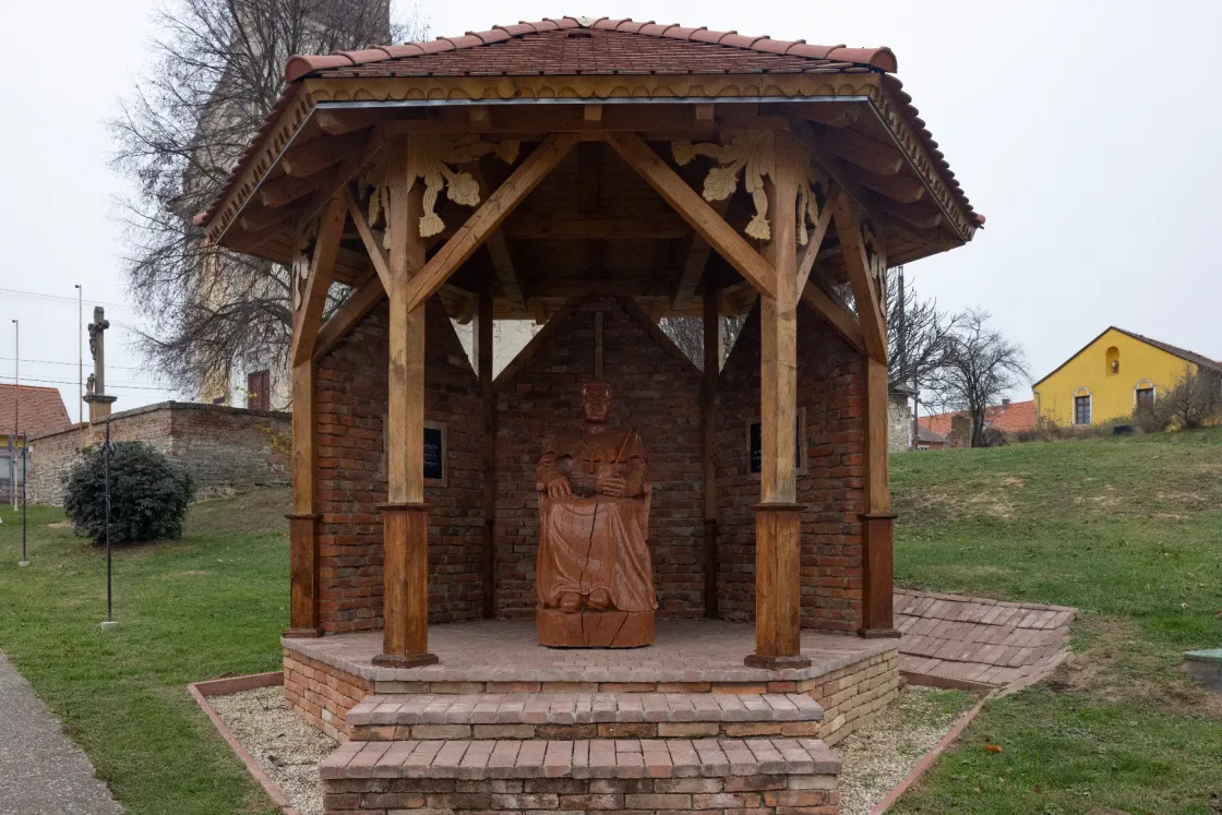 Kártyázó pipás papból és egy megfaragott körtefából indult az ibafai pap fapipájának legendája