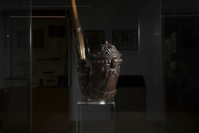 A Gerber Béla által Sarlós Ferenc ibafai plébánosnak készített fapipa a pipamúzeumban – Fotó: Hevesi-Szabó Lujza / Telex