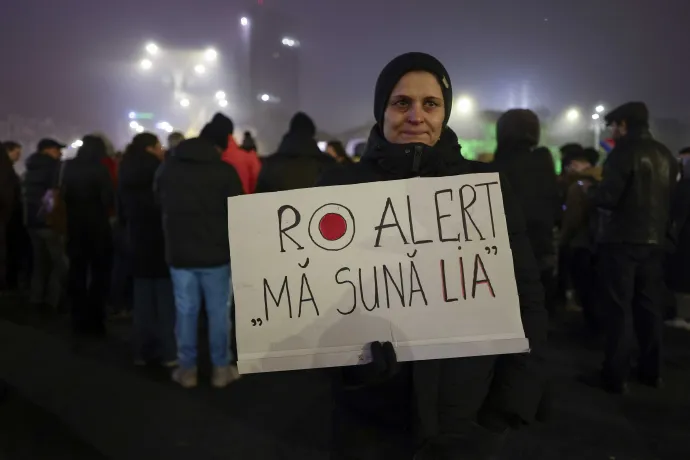 "Ro Alert – Lia hív". A bukaresti ítélőtábla sajtótájékoztatóján történt incidens mémmé vált, a korrupcióellenes tüntetésen is feltűnt 2025. december 11-én – Fotó: Octav Ganea / Inquam Photos