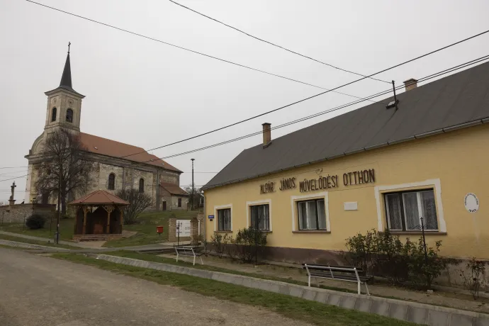 A pipamúzeum a község művelődési házában működik – Fotó: Hevesi-Szabó Lujza / Telex