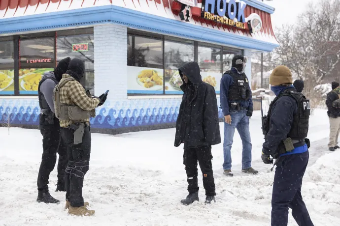 ICE-ügynökök egy férfit igazoltatnak Minneapolisban 2025. december 10-én – Fotó: Christopher Juhn / Anadolu / Getty Images