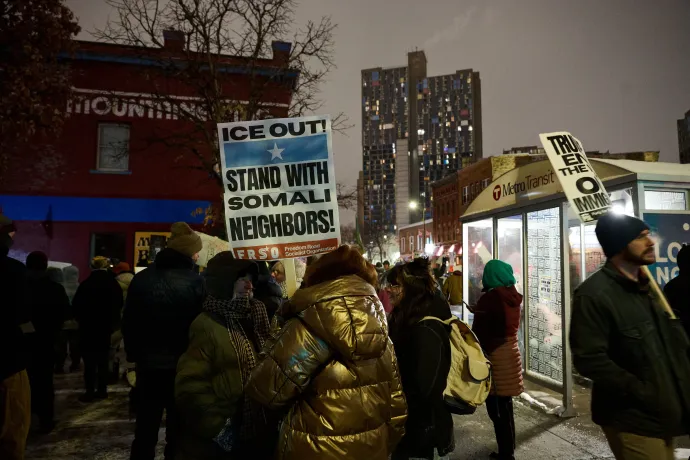 Tüntetés az ICE és Donald Trump intézkedései ellen, Minneapolisban, 2025. december 8-án – Fotó: Christian Zander / NurPhoto / AFP
