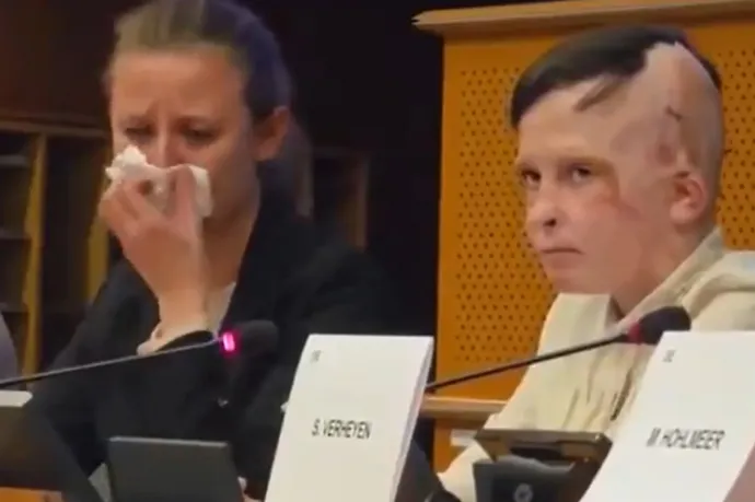 Elsírta magát a tolmács az ukrán kisfiú történetétől az Európai Parlamentben